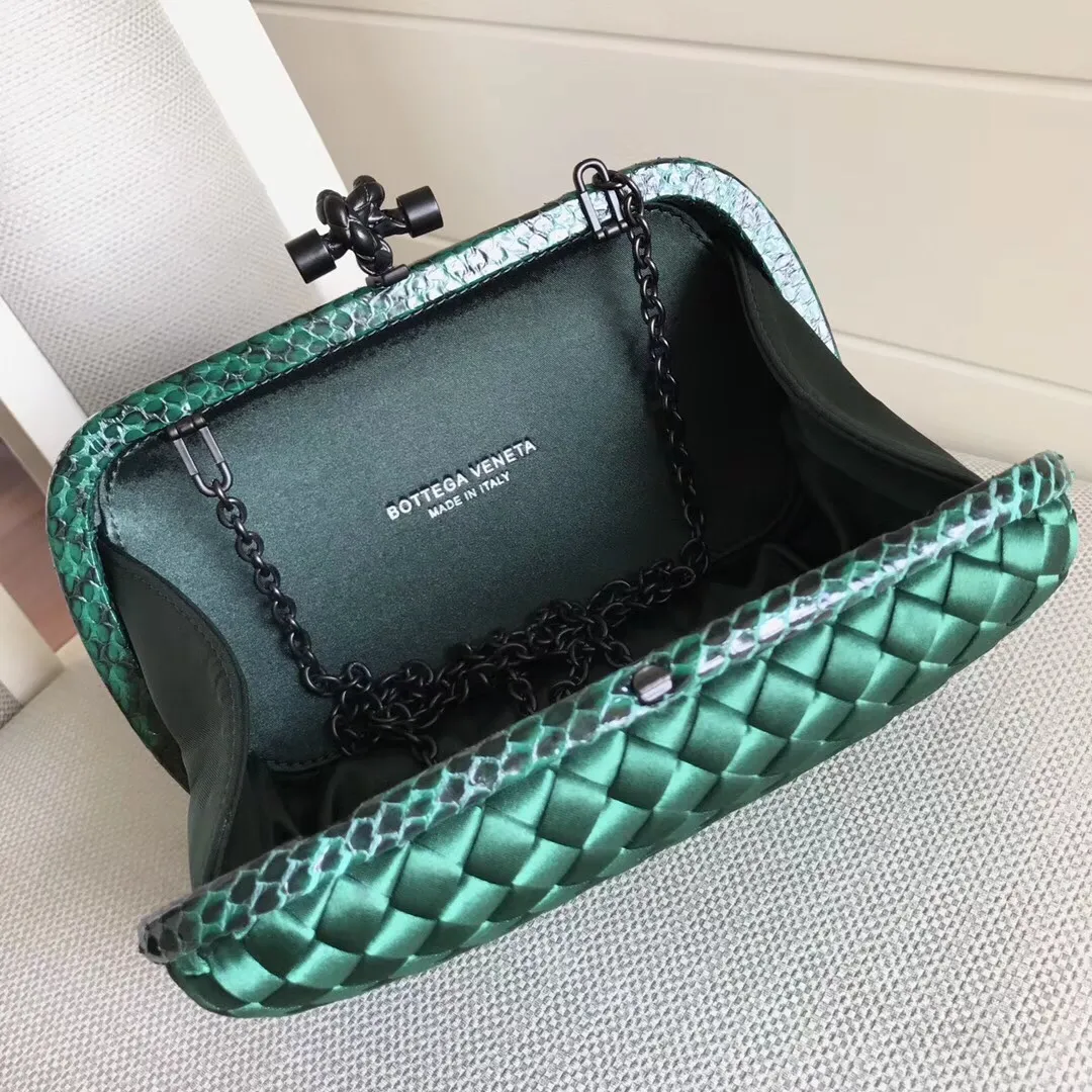 Model 8651 The popular Knot clutch ~ is made of exquisite Japanese silk fabric with freshwater snakeskin piping. It looks elegant when worn cross-body or in the hand. Petite girls can also handle it. It can hold 2 iPhone X phones. Size: 20cm*12cm M56530